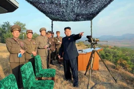 Ông Kim Jong-Un trong một chuyến thăm đơn vị quân đội (Nguồn: KCNA/Yonhap)