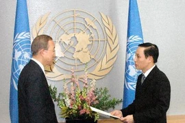 Ông Lê Hoài Trung, Đại sứ, Trưởng phái đoàn Đại diện thường trực nước ta tại Liên hợp quốc trình thư ủy nhiệm lên Tổng thư ký Ban Ki-Moon (Nguồn: TTXVN)