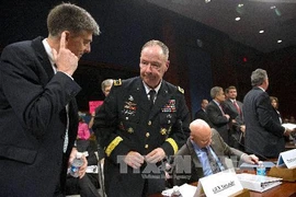 Giám đốc Cơ quan an ninh quốc gia (NSA) Mỹ Keith Alexander (giữa) điều trần trước Ủy ban tình báo Hạ viện Mỹ về vấn đề nghe lén (AFP/TTXVN)