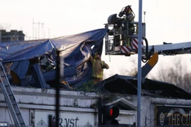 Sáu người chết trong vụ máy bay cảnh sát đâm vào quán bar