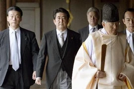 Thủ tướng Nhật Bản Shinzo Abe (thứ hai, trái) sau lễ viếng đền Yasukuni ở Tokyo ngày 26/12. (Nguồn: Kyodo/TTXVN)