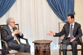 Tổng thống Syria Bashar al-Assad (phải) có cuộc gặp với Đặc phái viên chung Liên hợp quốc - Liên đoàn Arập về Syria, ông Lakhdar Brahimi (trái) (Nguồn: AFP/TTXVN)