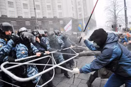 Cảnh sát Ukraine trấn áp người biểu tình đòi phế truất tổng thống 