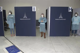 Trung tâm xét nghiệm COVID-19 ở sân bay Orly, gần Paris, Pháp. (Ảnh: AFP/TTXVN)