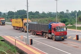 Xe vận chuyển hàng hóa qua Cửa khẩu quốc tế Móng Cái. (Ảnh: Văn Đức/TTXVN)