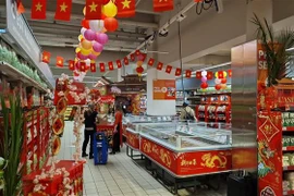 Gian hàng Tết Việt Nam tại siêu thị Carrefour Lyon. (Ảnh: TTXVN phát)