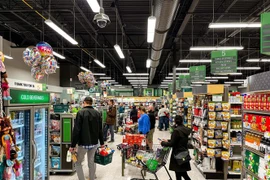 Khách hàng mua sắm tại một siêu thị ở Nashville, Tennessee, Mỹ. (Ảnh: AFP/TTXVN)