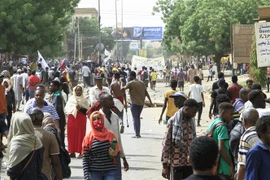 Người biểu tình phản đối đảo chính tập trung tại Khartoum, Sudan, ngày 1/7/2022. (Ảnh: AFP/TTXVN)