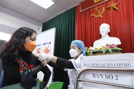 Nhân viên y tế quận Hai Bà Trưng, Hà Nội, tiêm vaccine phòng COVID-19 cho người dân. (Ảnh: Minh Quyết/TTXVN)