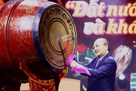 Chủ tịch nước Nguyễn Xuân Phúc đánh trống khai Xuân. (Ảnh: TTXVN)