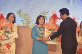 Lãnh đạo tỉnh Khánh Hòa tặng qùa cho các gia đình quân nhân, công nhân viên quốc phòng tiêu biểu đang làm nhiệm vụ ở quần đảo Trường Sa. (Ảnh: Đặng Tuấn/TTXVN)