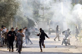 Các lực lượng Israel đụng độ với người biểu tình Palestine tại thành phố Jenin, phía Bắc Bờ Tây ngày 26/1. (Ảnh: AFP/TTXVN)