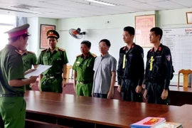 Cơ quan điều tra tống đạt Quyết định khởi tố cho Trần Kỳ Hình, nguyên Cục trưởng Cục Đăng kiểm Việt Nam. (Ảnh: TTXVN phát)