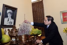 Thủ tướng Phạm Minh Chính dâng hương tưởng niệm cố Thủ tướng Phạm Văn Đồng tại làng Thi Phổ, xã Đức Tân, huyện Mộ Đức, tỉnh Quảng Ngãi. (Ảnh: Dương Giang/TTXVN)