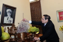 Thủ tướng Phạm Minh Chính dâng hương tưởng niệm cố Thủ tướng Phạm Văn Đồng tại làng Thi Phổ, xã Đức Tân, huyện Mộ Đức, tỉnh Quảng Ngãi. (Ảnh: Dương Giang/TTXVN)