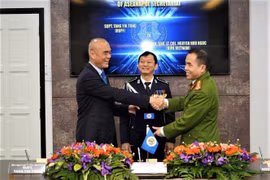 Thượng tá Nguyễn Hữu Ngọc, đại diện lực lượng Cảnh sát Việt Nam nhận bàn giao nhiệm vụ Giám đốc phụ trách Kế hoạch và Chương trình của Ban thư ký ASEANAPOL. (Ảnh: Mạnh Tuân/TTXVN)