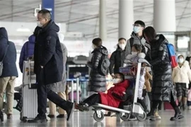 Hành khách tại sân bay ở Bắc Kinh. (Ảnh: Kyodo/TTXVN)