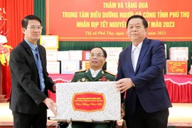 Trưởng Ban Tuyên giáo Trung ương Nguyễn Trọng Nghĩa tặng quà cho đại diện các thương, bệnh binh tại Trung tâm điều dưỡng người có công tỉnh Phú Thọ. (Ảnh: Trung Kiên/TTXVN)