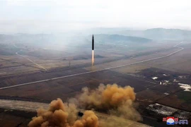 Một vụ phóng thử tên lửa tên lửa đạn đạo liên lục địa (ICBM) Hwasong Gun 17 của Triều Tiên ngày 18/11/2022. (Ảnh: AFP/TTXVN)