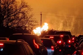 Ngọn lửa bốc lên sau vụ nổ đường ống. (Nguồn: news.sky.com)