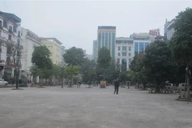 Bãi trông giữ xe giờ "nhường chỗ" cho người dân vui chơi, tập thể thao. (Ảnh: Nguyễn Thắng/TTXVN)