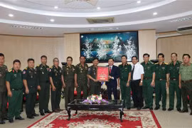 Đoàn công tác Bộ Tư lệnh Cảnh vệ Quân đội Hoàng gia Campuchia chúc Tết tại Bạc Liêu. (Ảnh: Tuấn Kiệt/TTXVN)