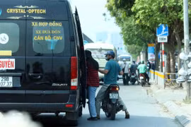 Tình trạng dừng đỗ, đón trả khách sai quy định trên đường Phạm Hùng thời gian qua khá nhức nhối. (Ảnh: Phạm Kiên/TTXVN)