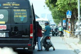 Tình trạng dừng đỗ, đón trả khách sai quy định trên đường Phạm Hùng thời gian qua khá nhức nhối. (Ảnh: Phạm Kiên/TTXVN)