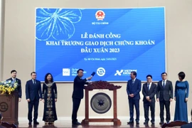Thứ trưởng Bộ Tài chính Nguyễn Đức Chi đánh cồng khai phiên giao dịch đầu xuân năm 2023. (Ảnh: Hứa Chung/TTXVN)