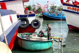 Lực lượng chức năng tiến hành tìm kiếm ông N.X nghi mất tích tại sông Cà Ty (thành phố Phan Thiết, Bình Thuận). (Ảnh: TTXVN phát)