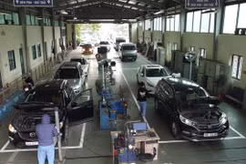 Kiểm tra gầm xe tại Trung tâm Đăng kiểm 29-03V. (Ảnh: Huy Hùng/TTXVN)