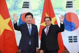 Thủ tướng Phạm Minh Chính tiếp Chủ tịch Quốc hội Hàn Quốc Kim Jin-pyo. (Ảnh: Dương Giang/TTXVN)
