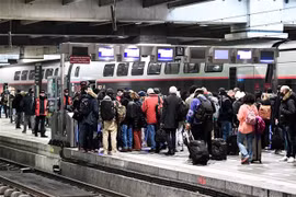 Người đi làm vé tháng đợi lên tàu tại nhà ga Gare de Montparnasse ở Paris, Pháp. (Ảnh: AFP/TTXVN)