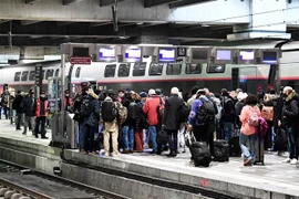 Người đi làm vé tháng đợi lên tàu tại nhà ga Gare de Montparnasse ở Paris, Pháp. (Ảnh: AFP/TTXVN)