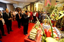 Ủy viên Bộ Chính trị, Bí thư Thành ủy Thành phố Hồ Chí Minh Nguyễn Văn Nên dâng hương tại Đền Thượng. (Ảnh: Thành Chung/TTXVN)