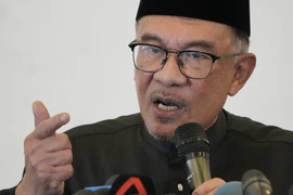 Tân Thủ tướng Malaysia Anwar Ibrahim phát biểu tại một cuộc họp báo ở Kuala Lumpur, Malaysia. (Ảnh: AFP/TTXVN)