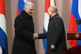 Tổng thống Nga Vladimir Putin (phải) và Chủ tịch Cuba Miguel Diaz-Canel tại cuộc gặp ở Moskva ngày 22/11/2022. (Ảnh: AFP/TTXVN)