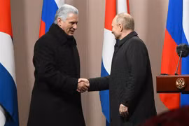 Tổng thống Nga Vladimir Putin (phải) và Chủ tịch Cuba Miguel Diaz-Canel tại cuộc gặp ở Moskva ngày 22/11/2022. (Ảnh: AFP/TTXVN)