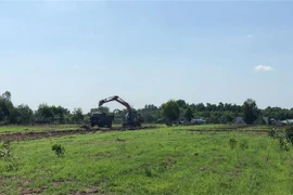 Một con đường xây dựng trái phép trên đất nông nghiệp của một dự án phân lô bán nền tại xã Tóc Tiên, Bà Rịa-Vũng Tàu đang bị lực lượng chức năng phá bỏ. (Ảnh: TTXVN phát)