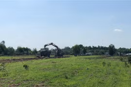 Một con đường xây dựng trái phép trên đất nông nghiệp của một dự án phân lô bán nền tại xã Tóc Tiên, Bà Rịa-Vũng Tàu đang bị lực lượng chức năng phá bỏ. (Ảnh: TTXVN phát)