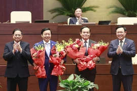 Thủ tướng Phạm Minh Chính và Chủ tịch Quốc hội Vương Đình Huệ tặng hoa chúc mừng Phó Thủ tướng Trần Hồng Hà và Phó Thủ tướng Trần Lưu Quang. (Ảnh: Doãn Tấn/TTXVN)