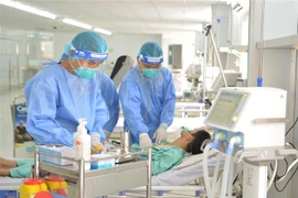 Diễn tập tình huống điều trị hồi sức cho các ca bệnh COVID-19 nặng tại Bệnh viện Dã chiến số 13. (Ảnh: Đinh Hằng/TTXVN)