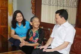 Đại diện lãnh đạo các đơn vị trong Khối Thi đua III - Công đoàn Viên chức Việt Nam thăm hỏi bà Trần Thị Kiển (75 tuổi), xã Phong Bình, huyện Gio Linh, tỉnh Quảng Trị. (Ảnh: Thanh Thủy/TTXVN)