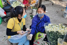 Nhân viên tư vấn cho người lao động tự do tham gia bảo hiểm xã hội tự nguyện. (Ảnh: TTXVN phát)