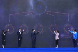 Các đại biểu ấn nút khai mạc Ngày hội học sinh, sinh viên toàn quốc - Connect Fest năm 2023. (Ảnh: Minh Đức/TTXVN)