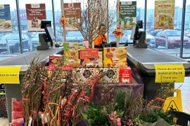 Lần đầu tiên siêu thị Longdan nhập các lô hàng đào Nhật Tân qua đường hàng không, đảm bảo độ tươi của hoa khi đến tay người tiêu dùng. (Ảnh: Phong Hà/Vietnam+)