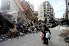 Người dân Liban di chuyển trên đường phố thủ đô Beirut khi lệnh ngừng bắn giữa Israel và Phong trào Hezbollhah. (Ảnh: THX/TTXVN)