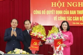 Phó Bí thư Thường trực Tỉnh ủy Yên Bái Tạ Văn Long trao quyết định và tặng hoa chúc mừng cho các tân Phó Trưởng Ban Tổ chức Tỉnh ủy Yên Bái Lê Thị Thanh Bình và Nguyễn Xuân Trường. (Ảnh: Đinh Thùy/TTXVN)