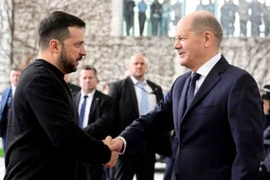 Tổng thống Ukraine Volodymyr Zelensky (trái) đón Thủ tướng Đức Olaf Scholz tại Kiev. (Ảnh: Getty Images/TTXVN)