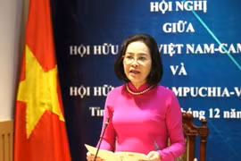 Phó Chủ tịch Quốc hội Việt Nam, Chủ tịch Hội Hữu nghị Việt Nam-Campuchia Nguyễn Thị Thanh phát biểu tại Hội nghị. (Ảnh: Hoàng Minh/TTXVN)